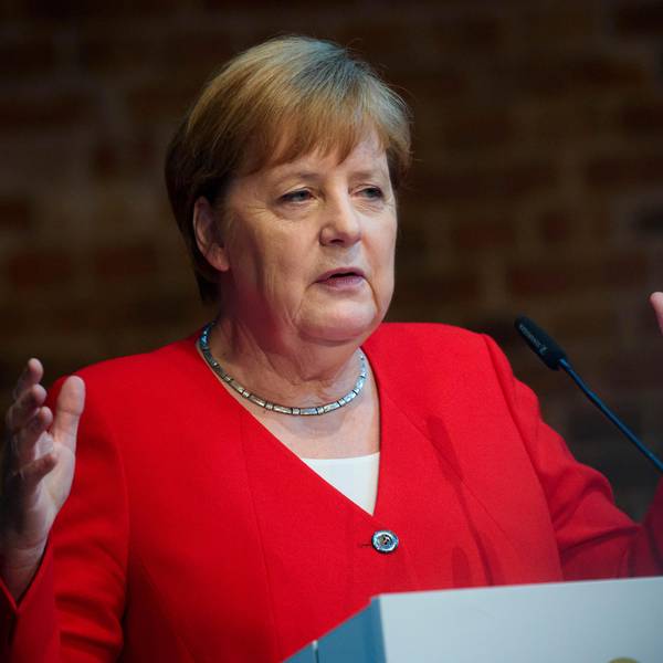 Merkel gestikuliert.
