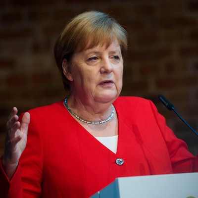 Merkel gestikuliert.