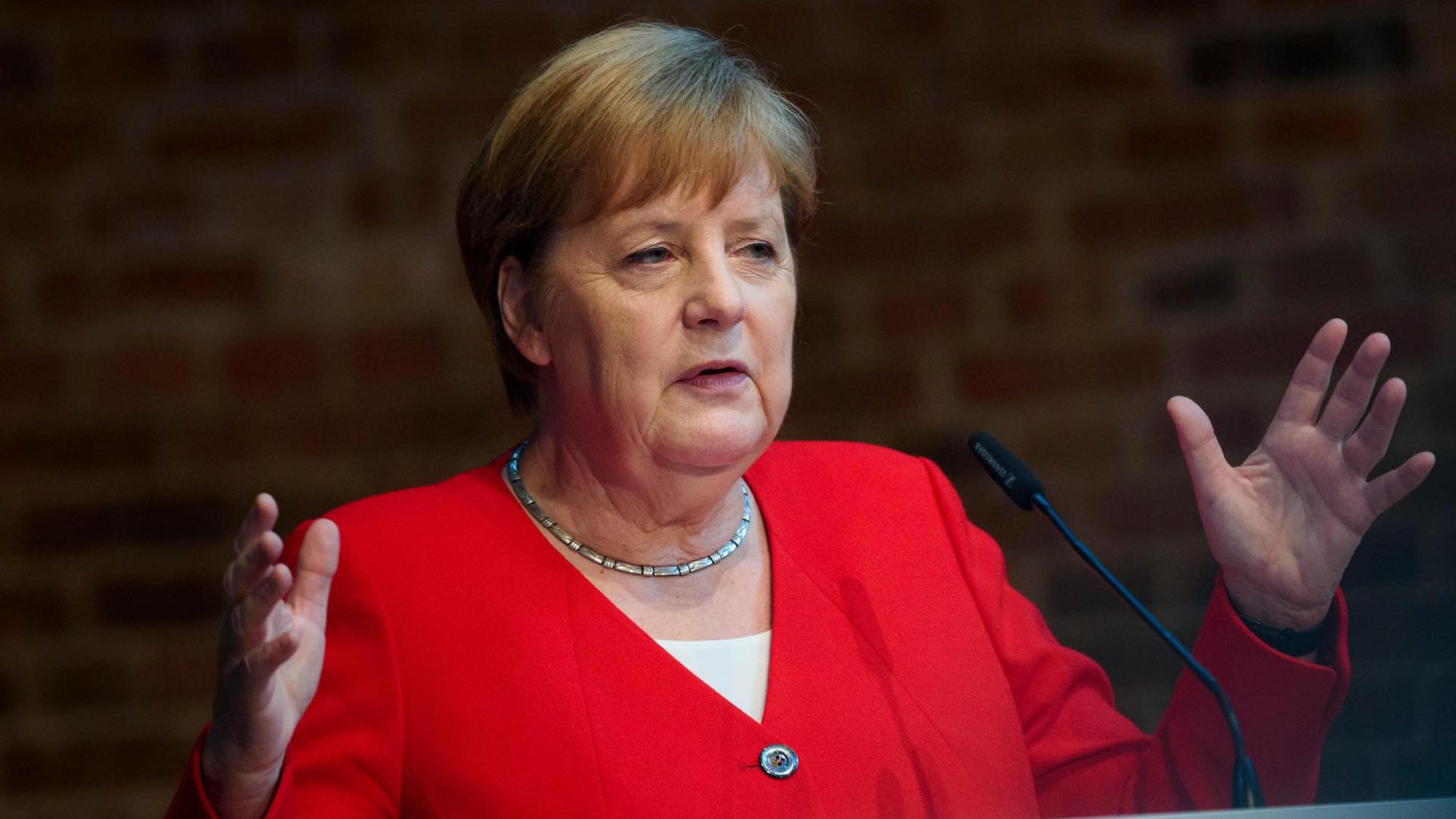 Merkel gestikuliert.
