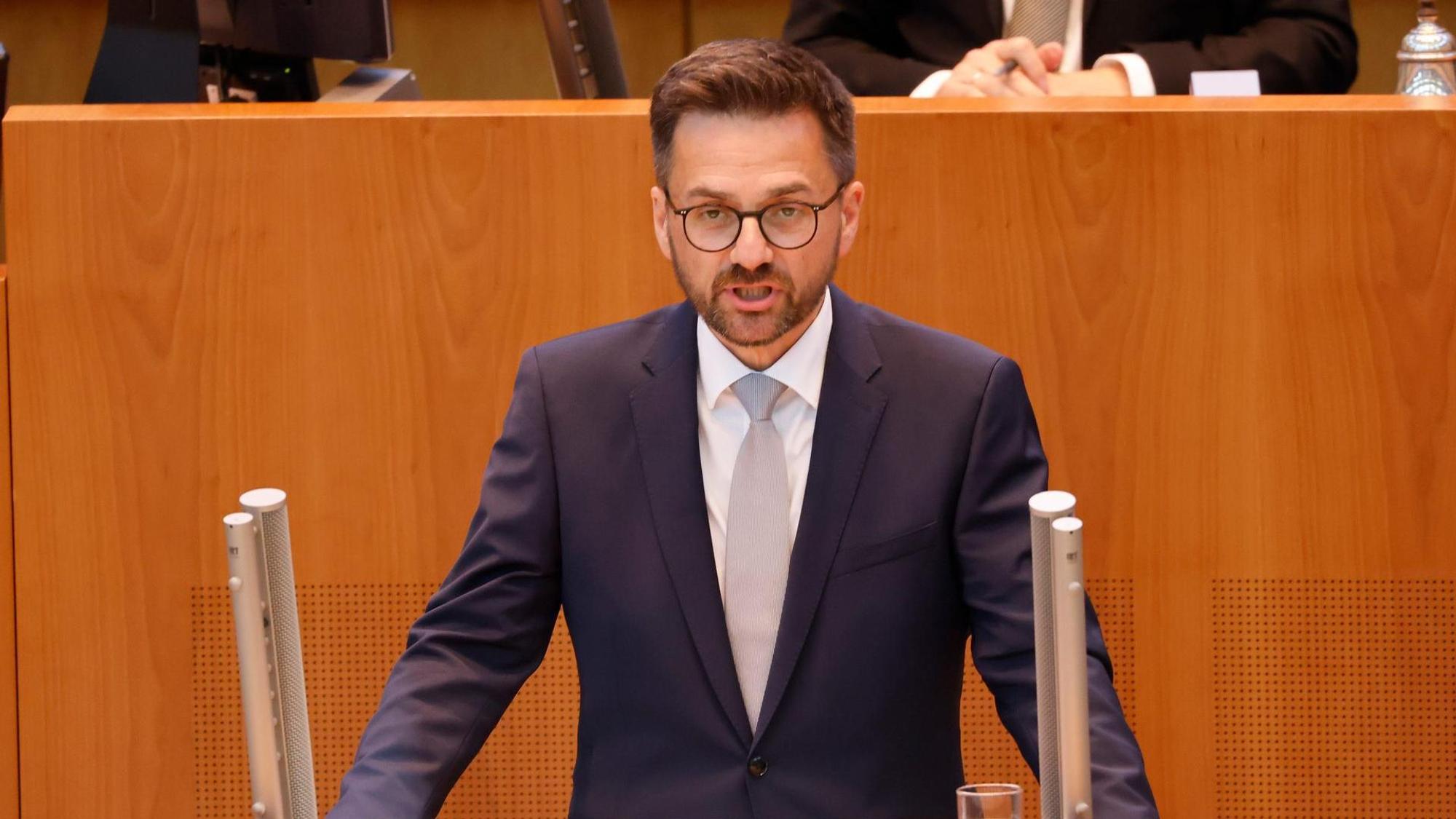 Thomas Kutschaty steht am Rednerpult des Landtages