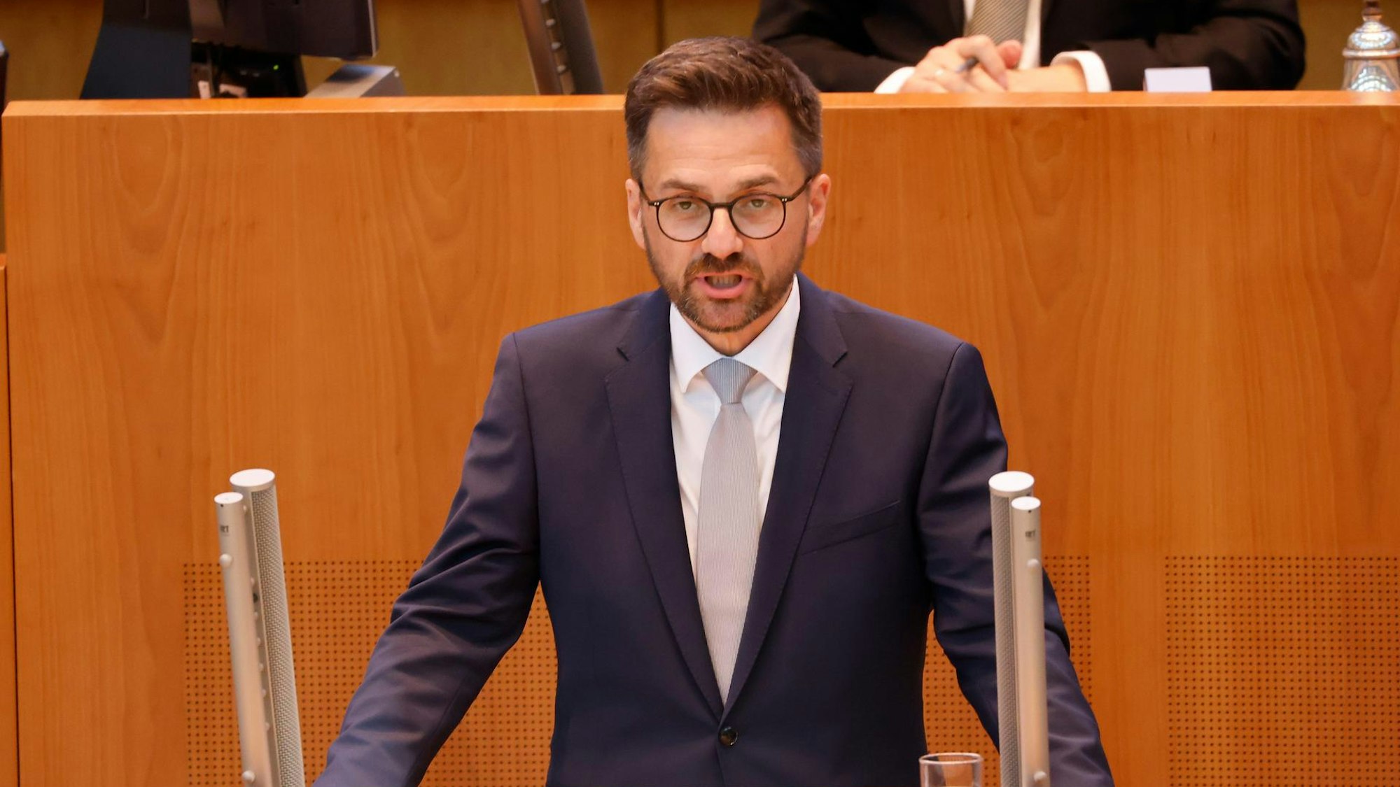 Thomas Kutschaty steht am Rednerpult des Landtages