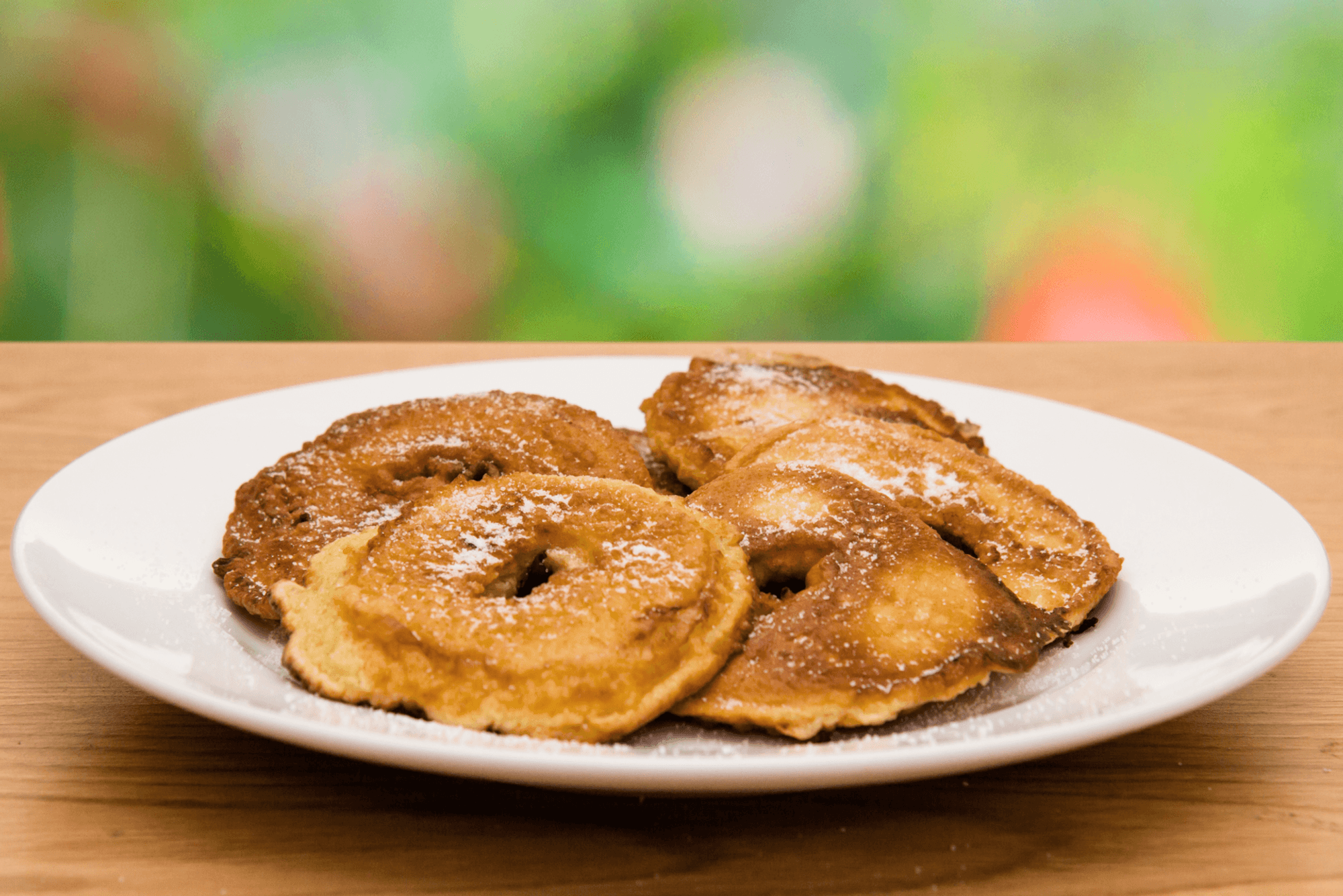 Apfelkuechle-on-plate_wiki_cc4