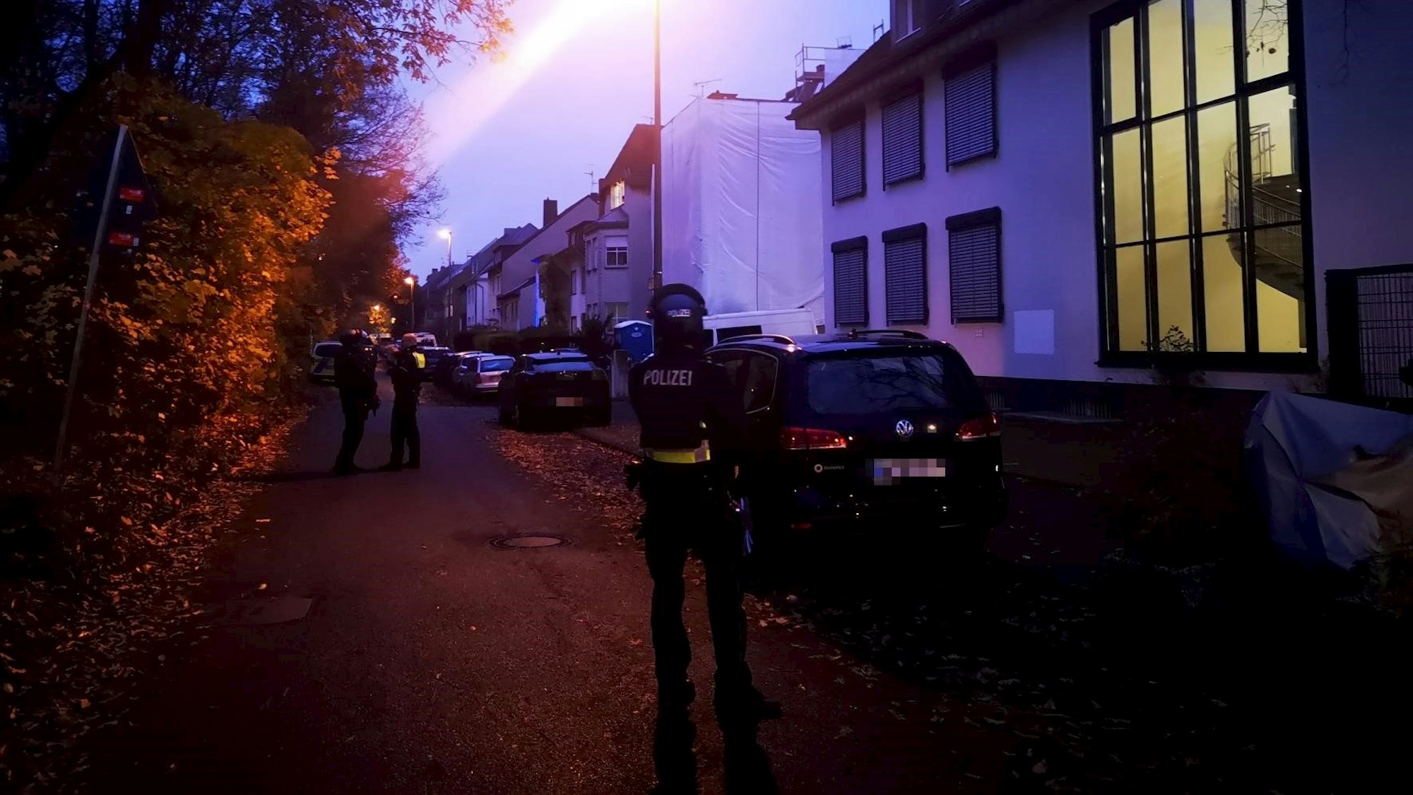 Polizei überwacht den Bereich rund um die betroffene Kita am Tattag.