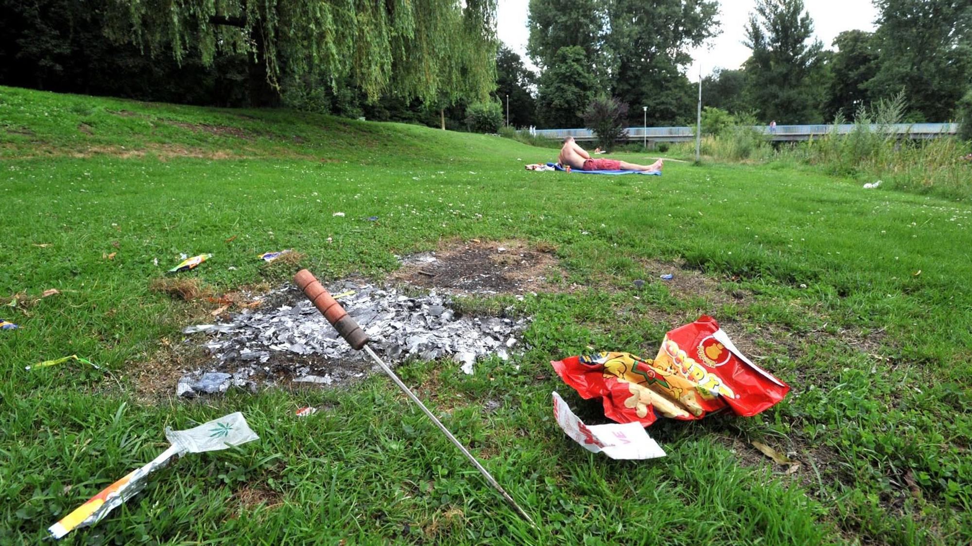 Verbrannter Rasen und Müll auf der Wupperwiese