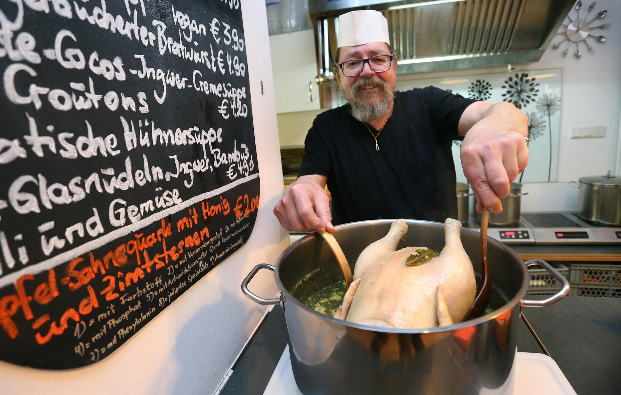 Hühnersuppe_Kochtopf_Huhn_dpa