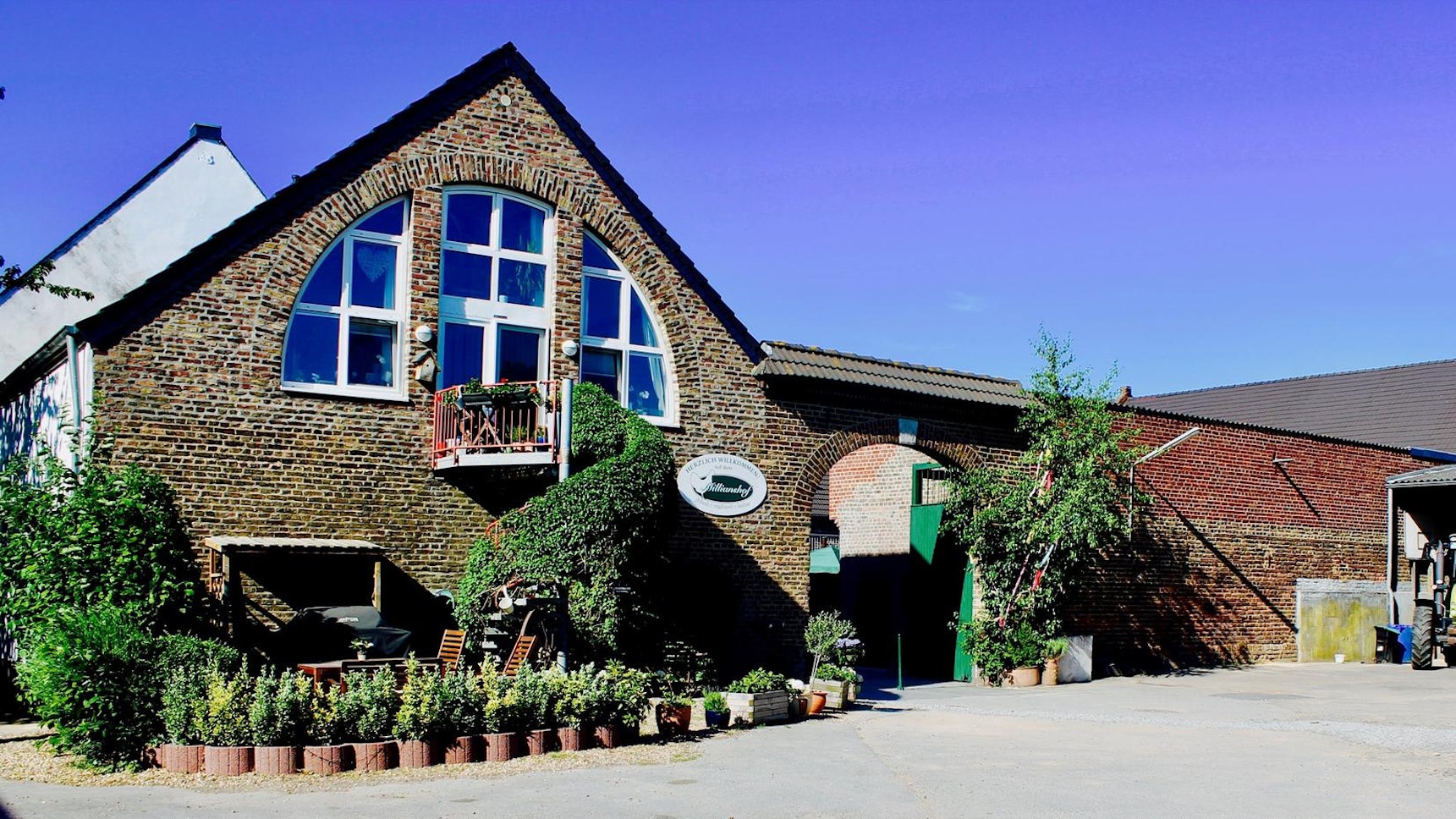 Backsteinhaus und Hofeinfahrt auf dem Millianshof