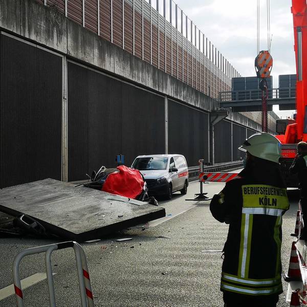 Unfall A3 Betonteil stürzt auf Auto Holecek