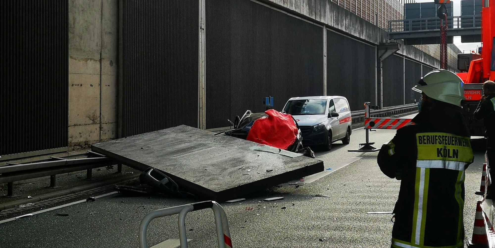 Unfall A3 Betonteil stürzt auf Auto Holecek
