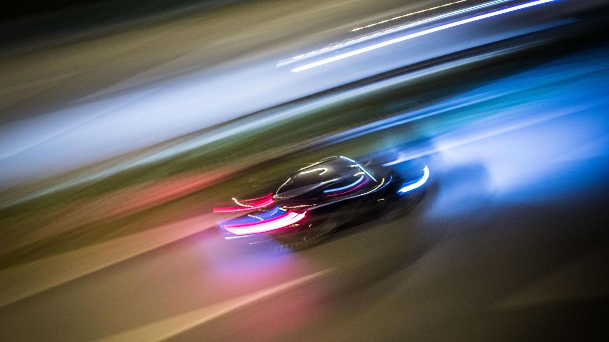 Das Symbolfoto zeigt die Lichtspuren eines Autos auf einer Autobahn.