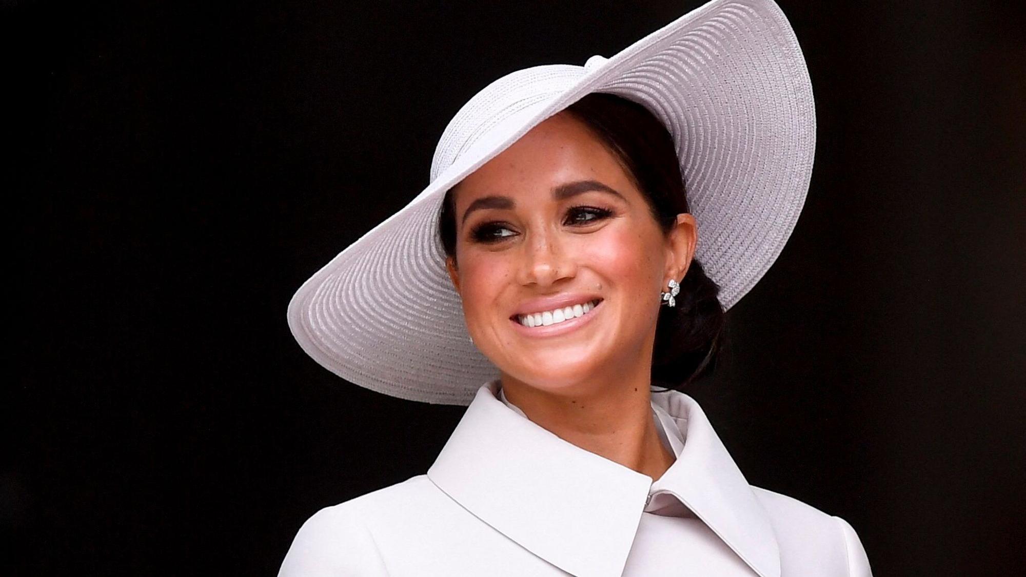 Herzogin Meghan in einem weißen Kleid mit