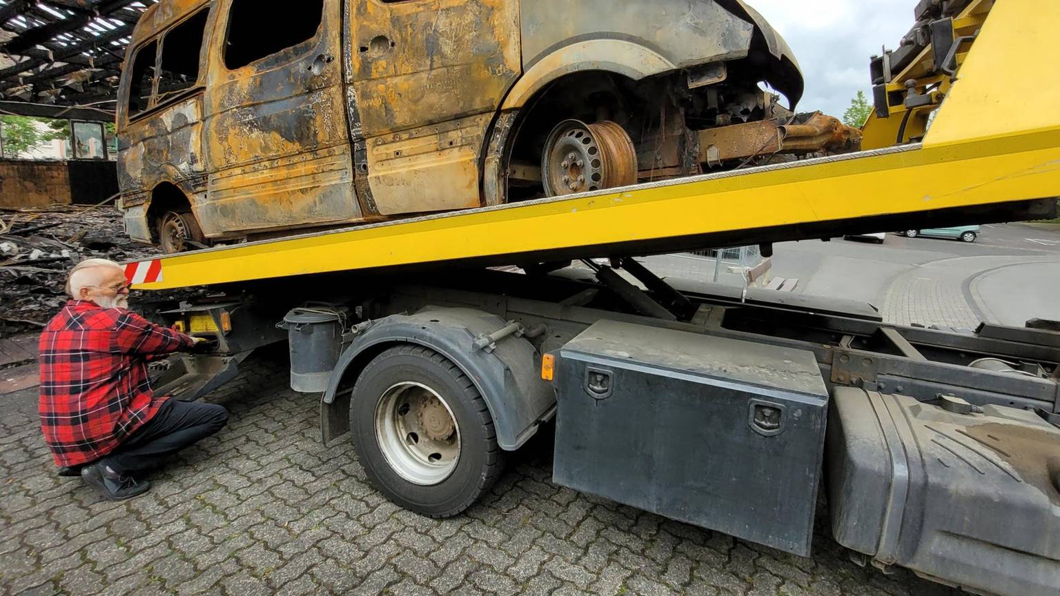 Das Feuer in der Waldbröler Markthalle zerstörte im April auch die beiden dort abgestellten Bürgerbusse.