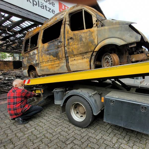 Das Feuer in der Waldbröler Markthalle zerstörte im April auch die beiden dort abgestellten Bürgerbusse.