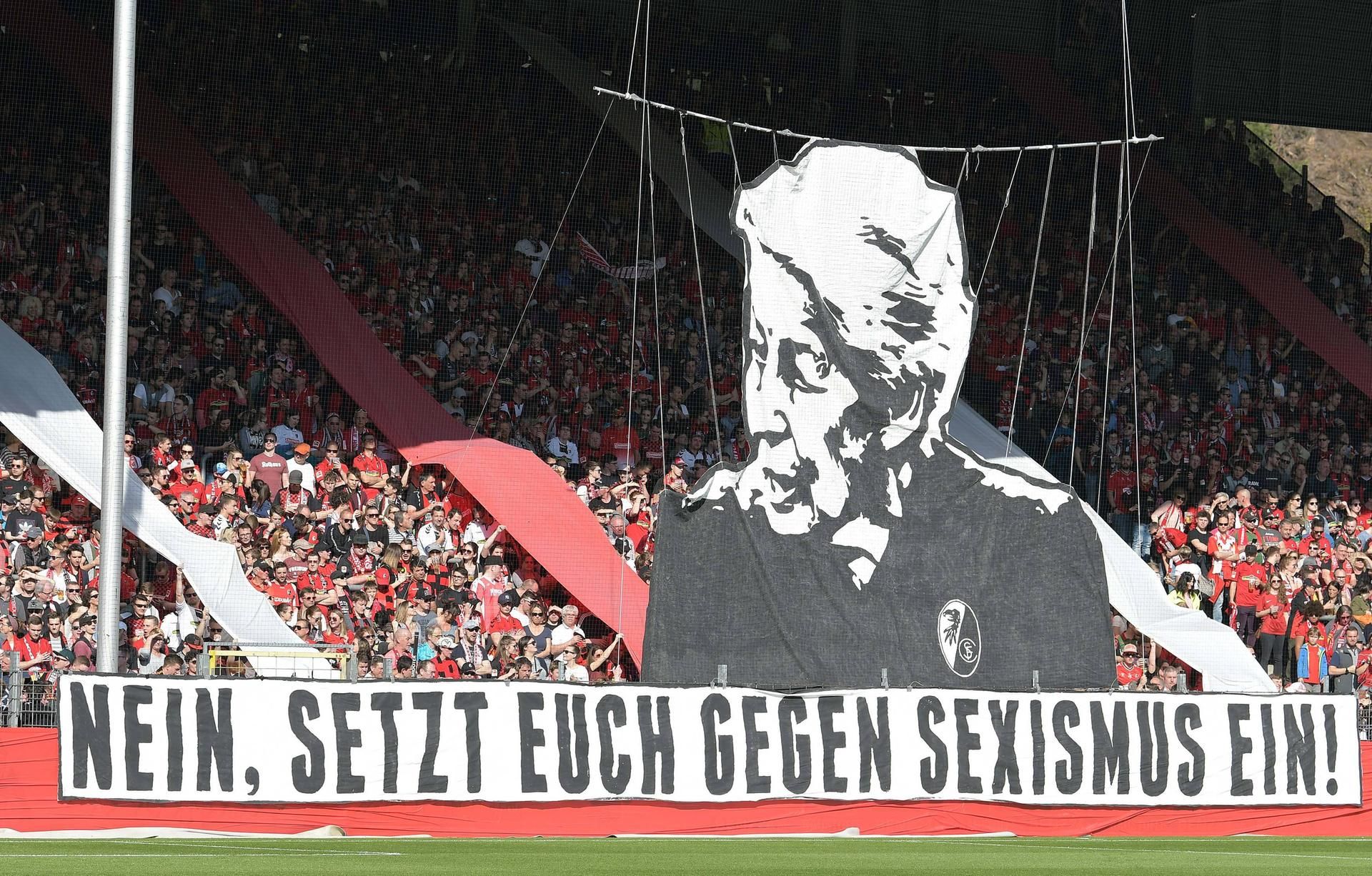 Fußball Sexismus Banner IMAGO