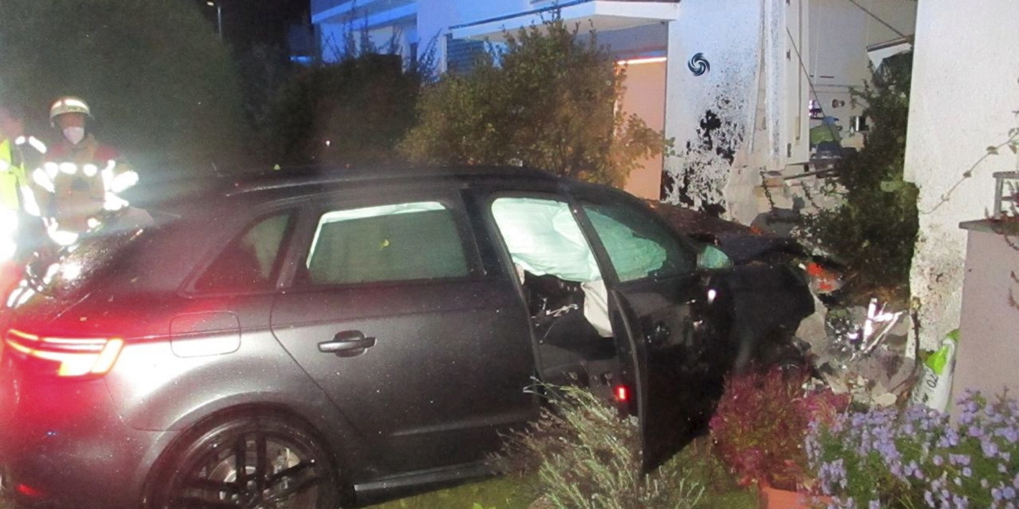 Auto fährt in Haus 041021