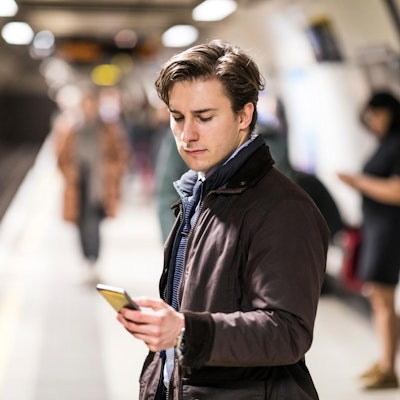 Mann guckt aufs Smartphone Getty Images