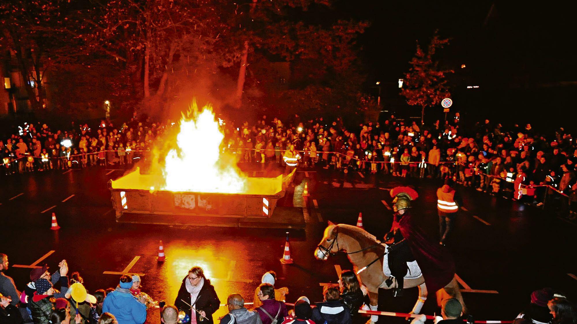 Ein Martinsfeuer. Am Rand stehen viele Menschen.