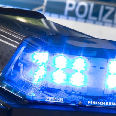 Blaulicht vor Polizeiwagen nachts dpa