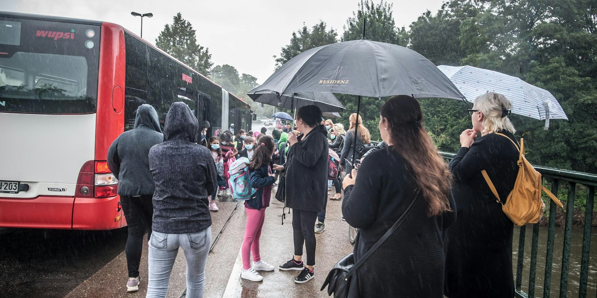 Flut Schüler Leverkusen Bus