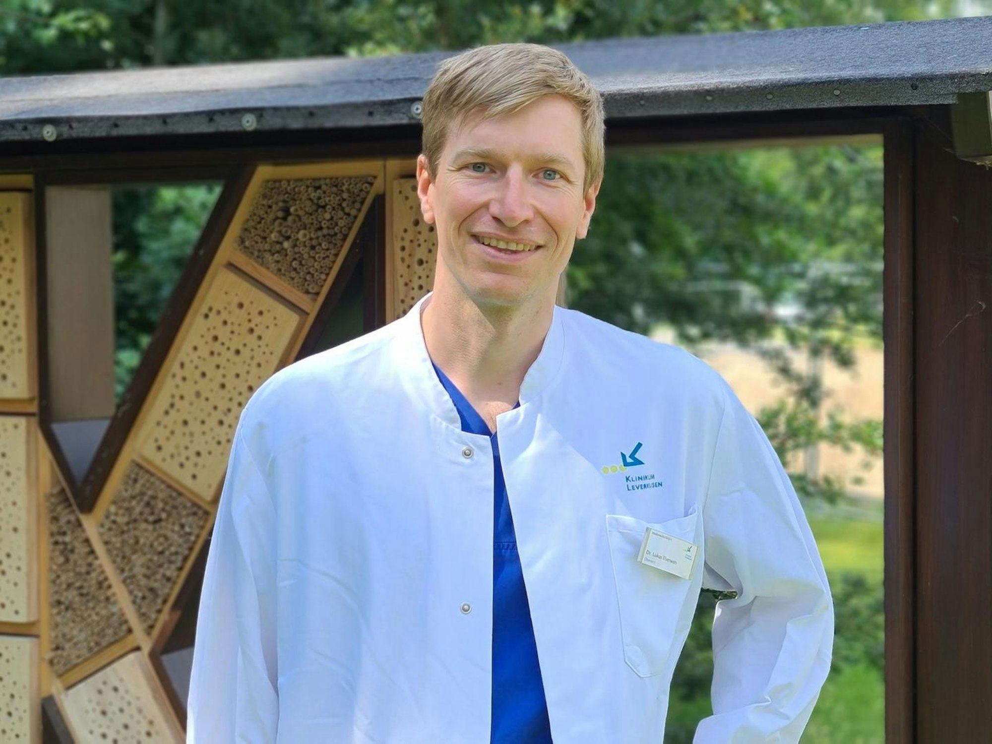 Dr. Eberwein vor dem Insektenhotel im Gesundheitspark