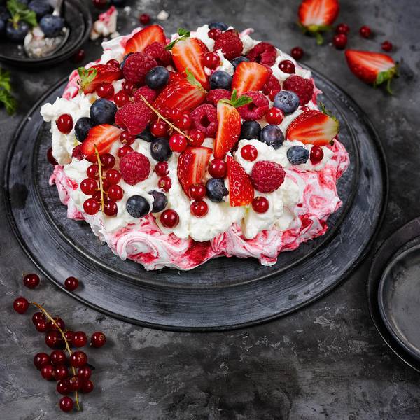 Pavlova-Torte mit Erdbeeren, Himbeeren, Johannisbeeren und Blaubeeren