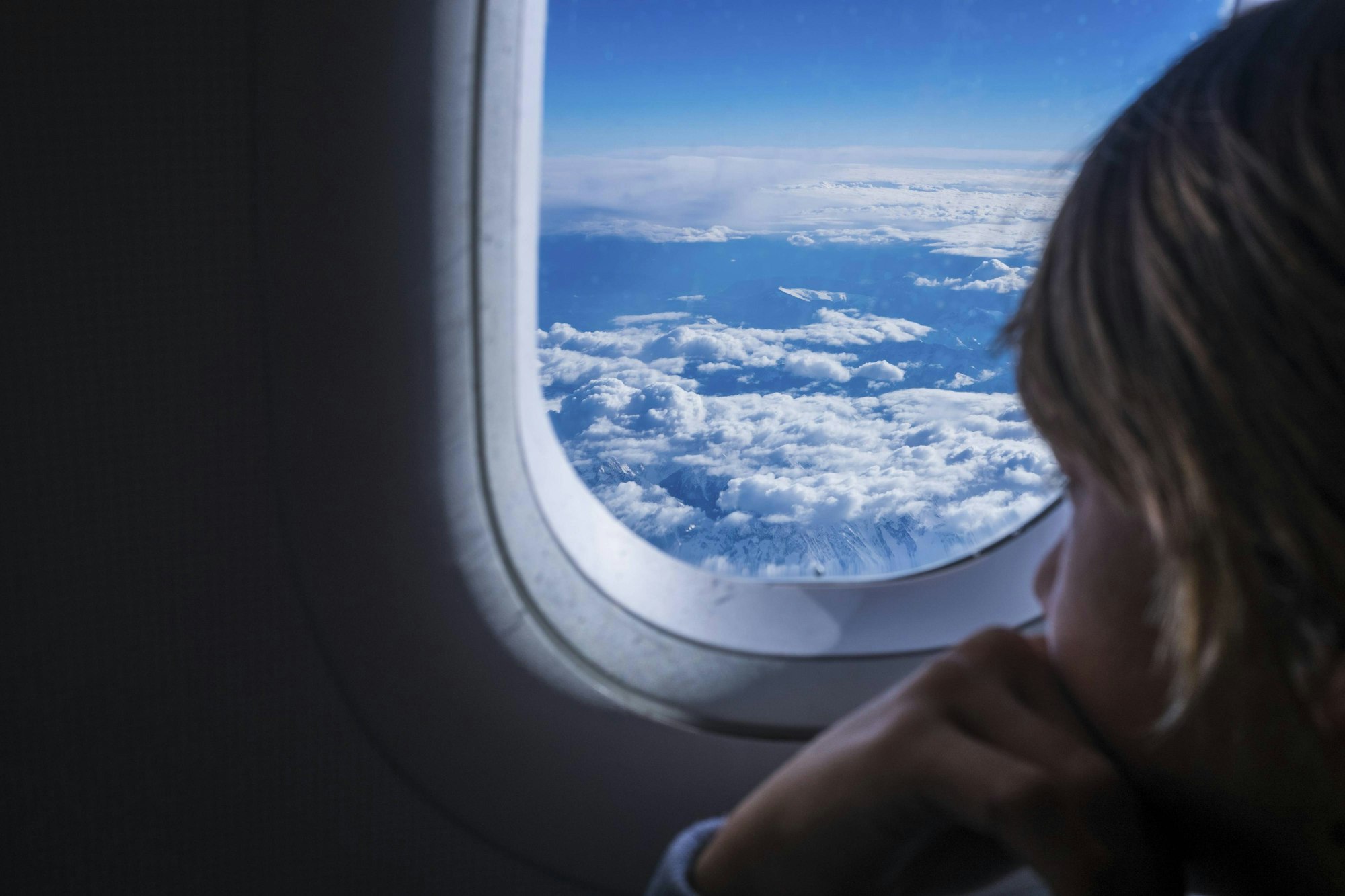 flugzeug_fenster_wolken_imago