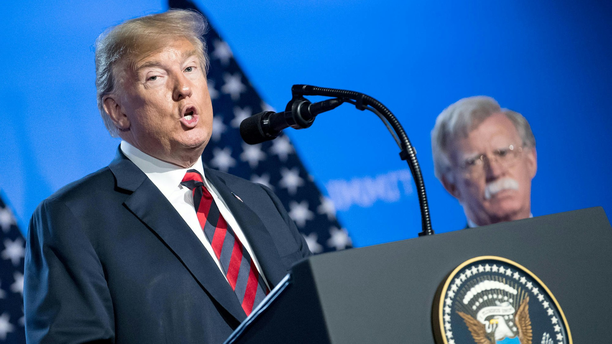Donald Trump im Jahr 2018 – daneben sein damaliger Sicherheitsberater John Bolton.
