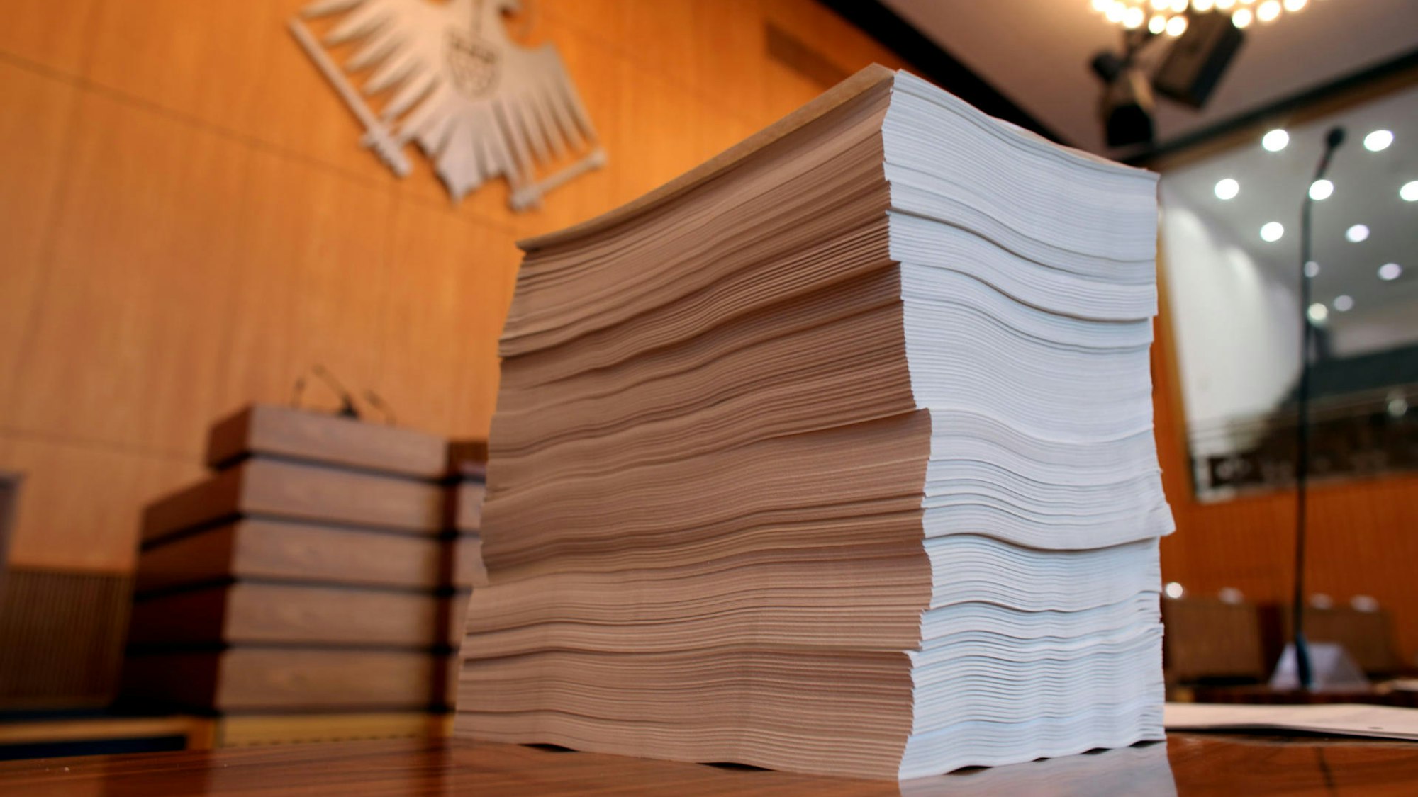 Ein Papierstapel im Kölner Ratssaal