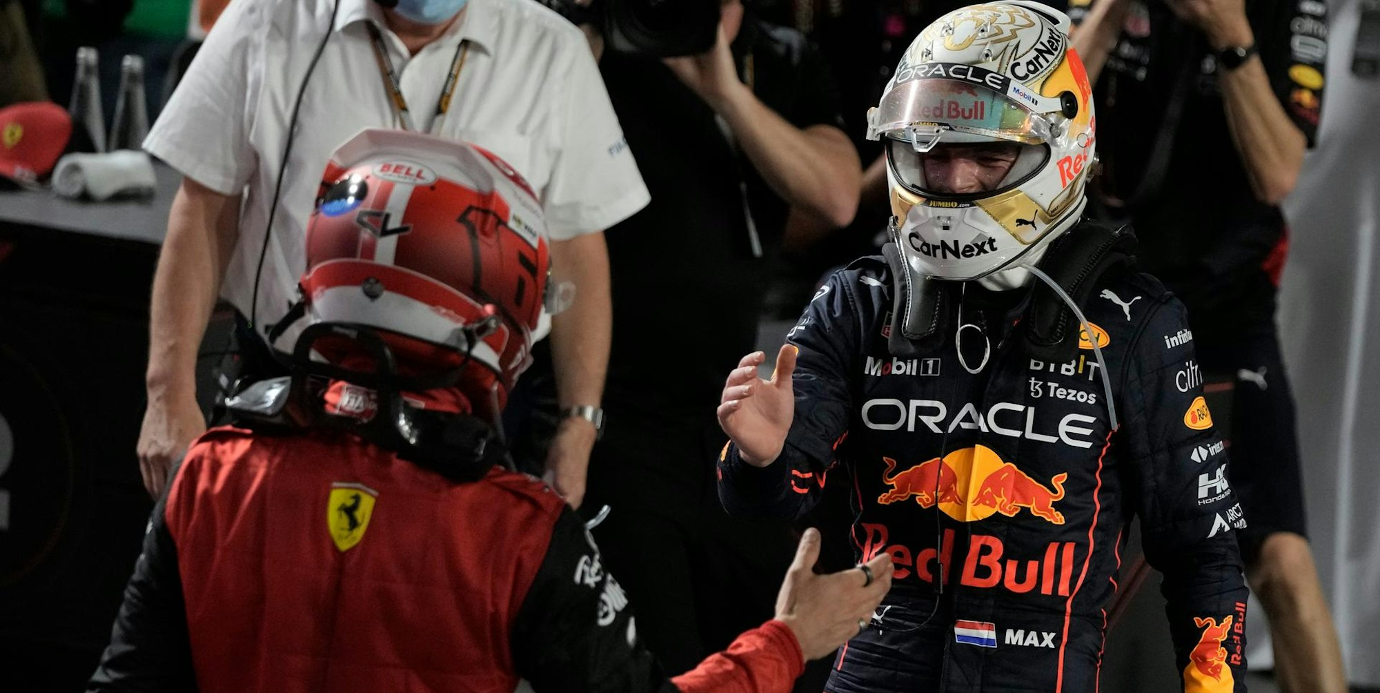 Verstapen und Leclerc Handshake