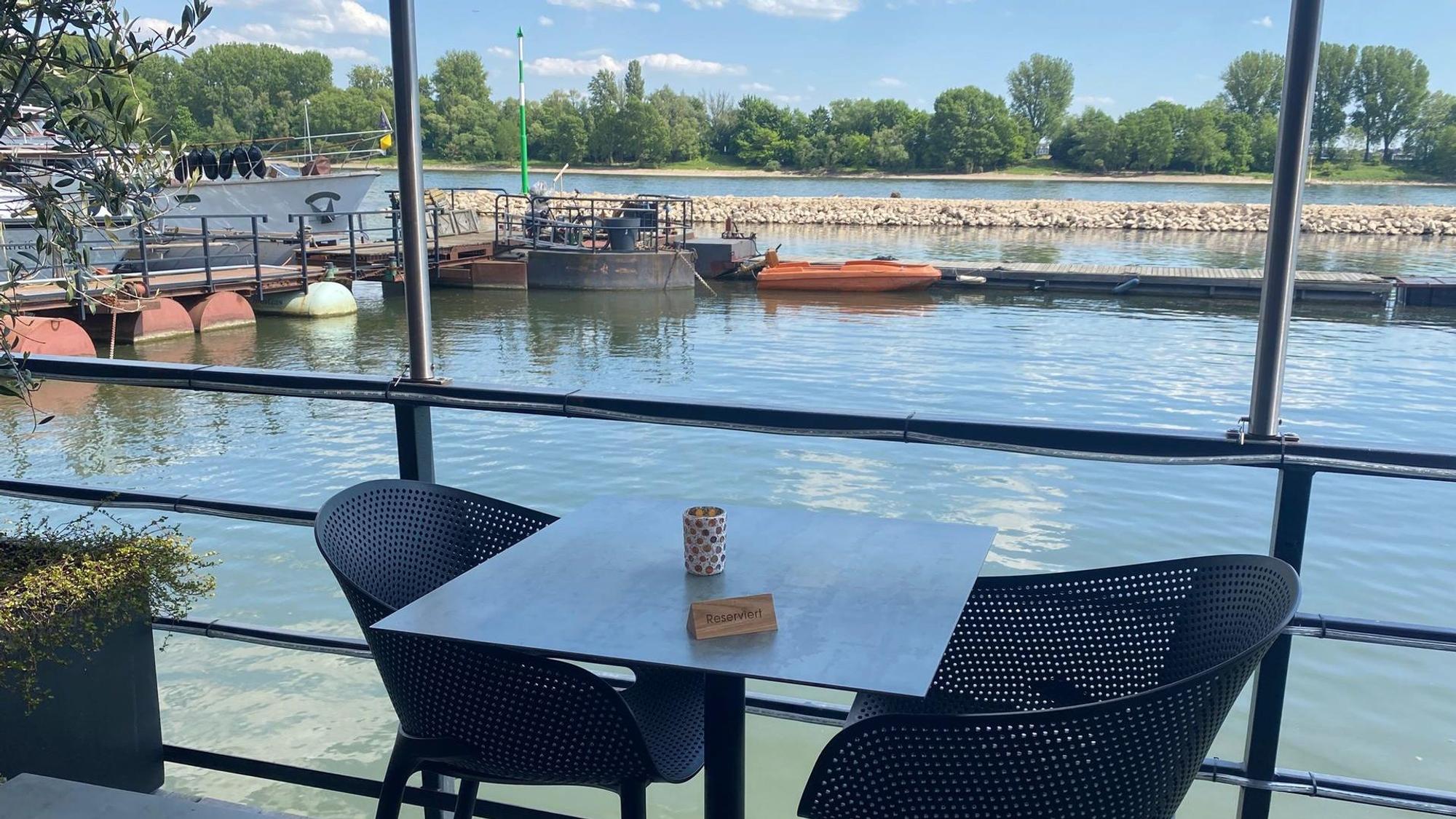 Der Blick vom Sürther Bootshaus auf den Rhein und das idylische Ufer.