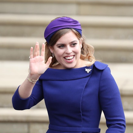 Prinzessin Beatrice winkt.
