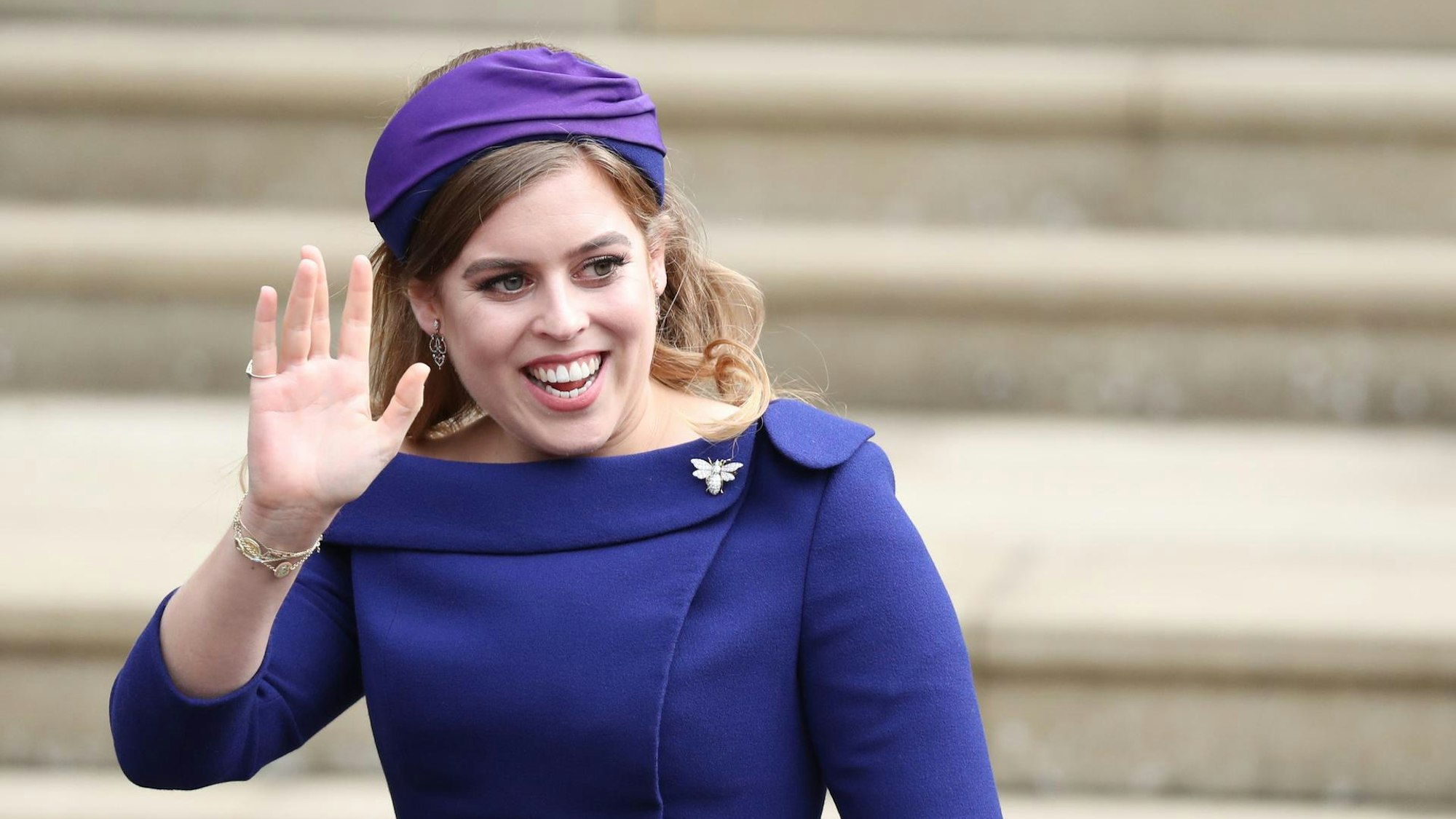 Prinzessin Beatrice winkt.
