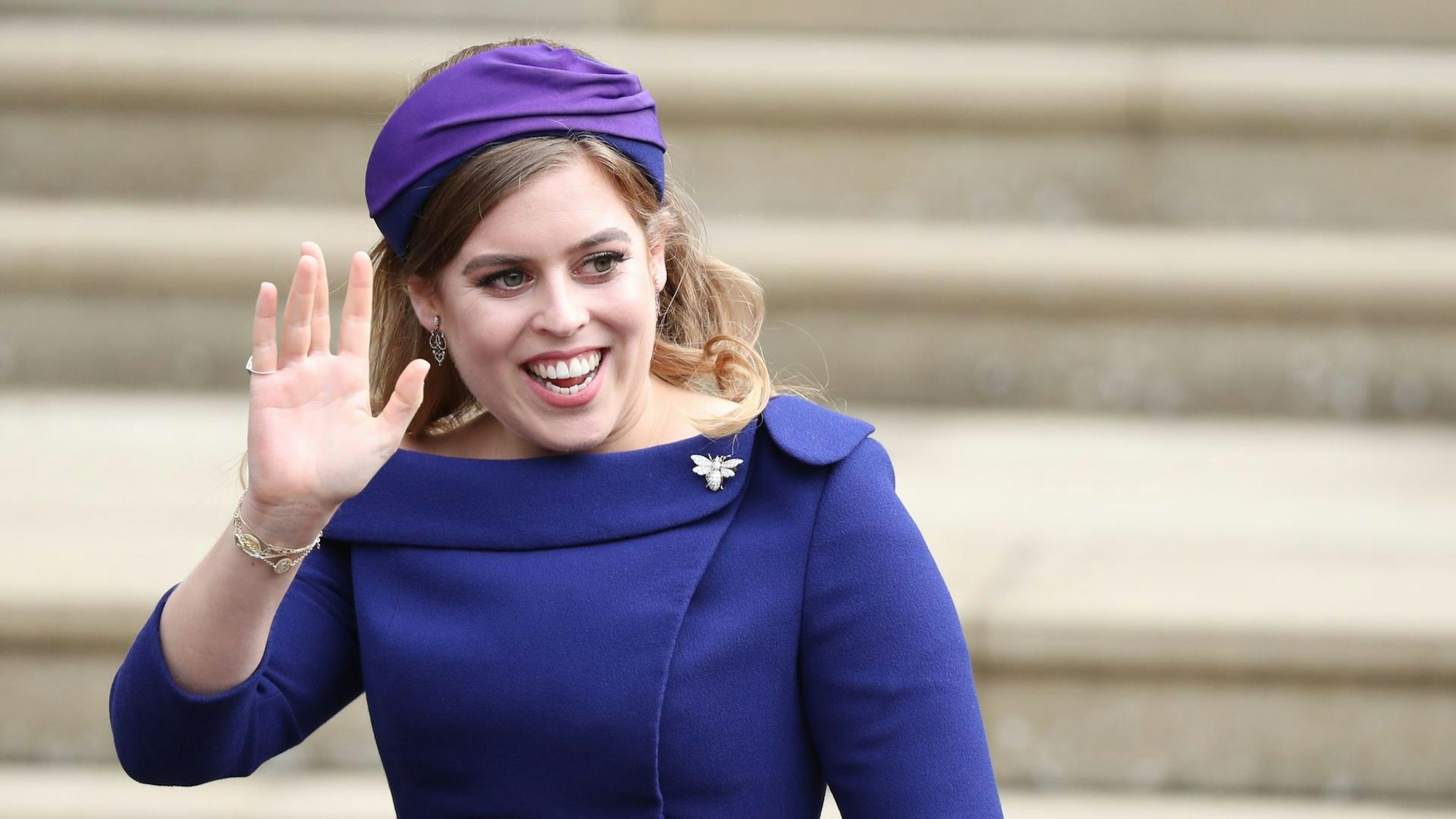 Prinzessin Beatrice winkt.