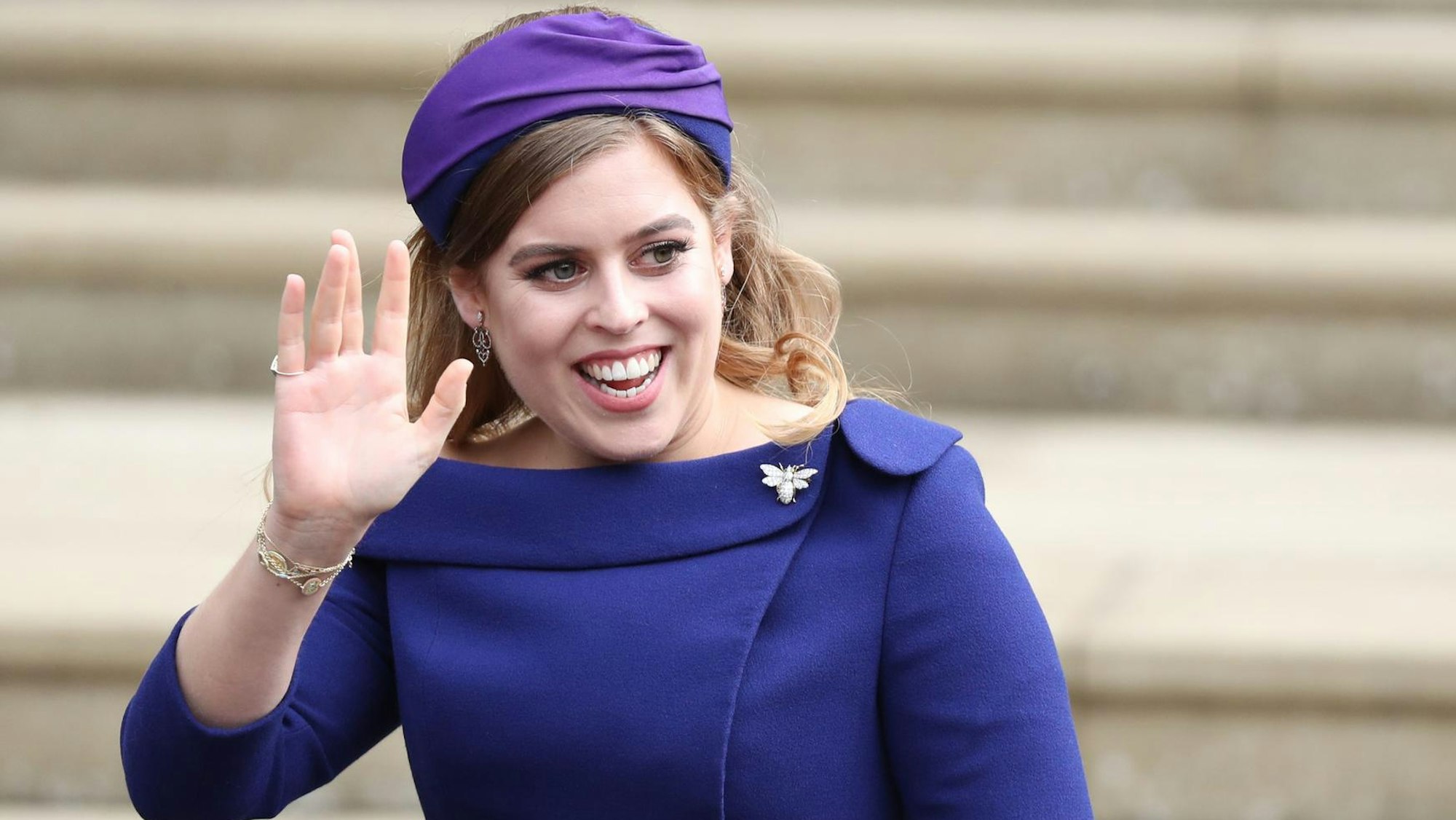 Prinzessin Beatrice winkt bei einem öffentlichen Auftritt.