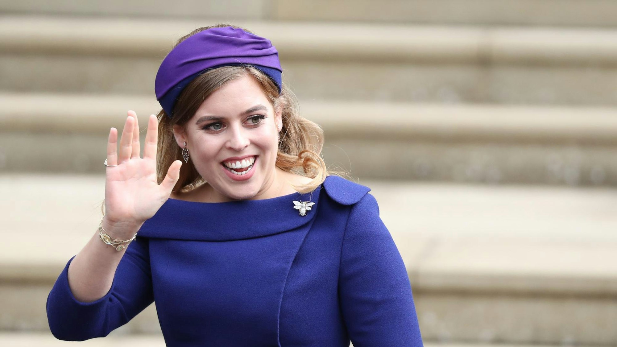 Prinzessin Beatrice winkt.