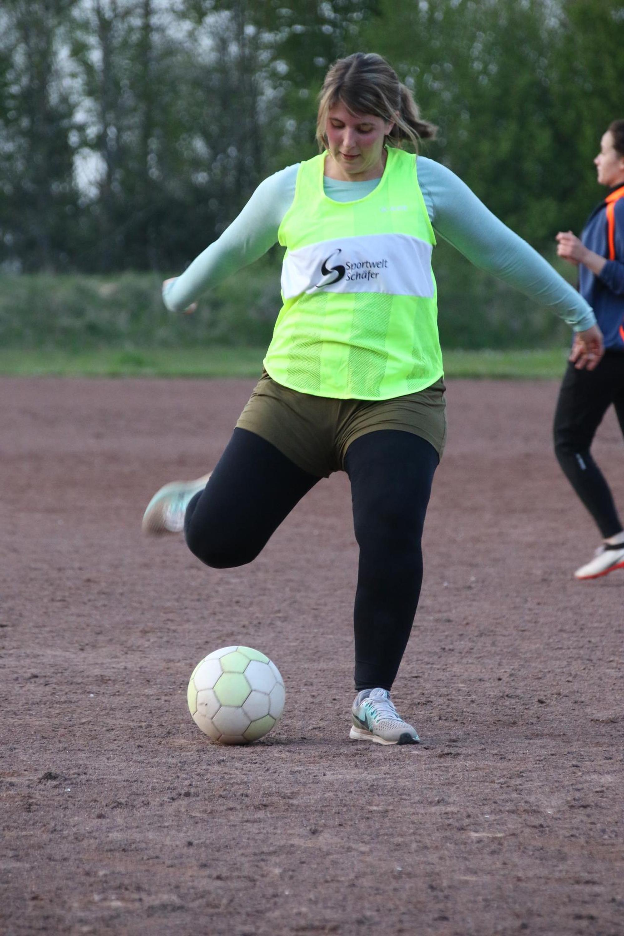 Julia-Reuss-spielt-Fussball (16)