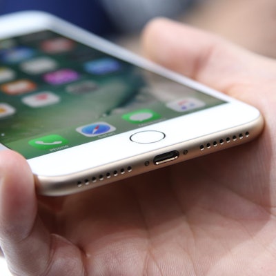 Jemand_hält_ein_iPhone_in_der_Hand