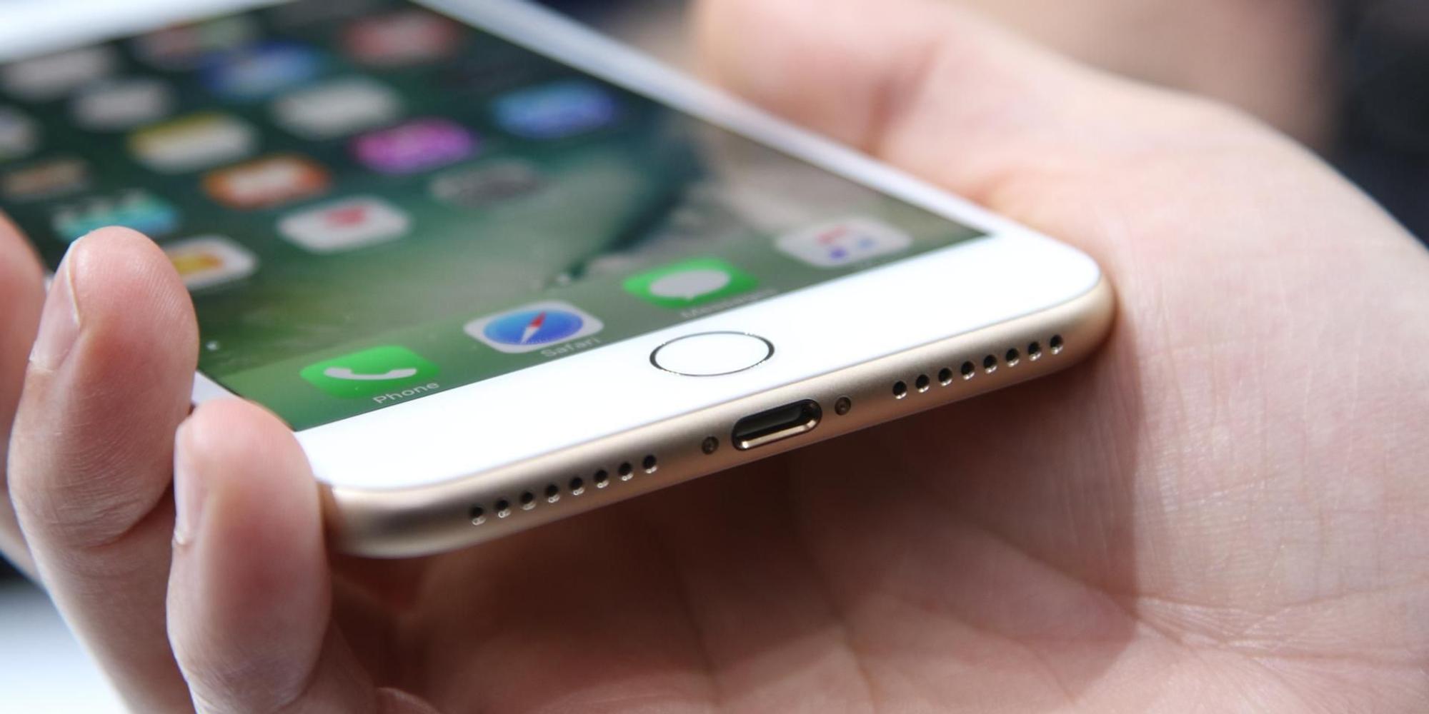 Jemand_hält_ein_iPhone_in_der_Hand
