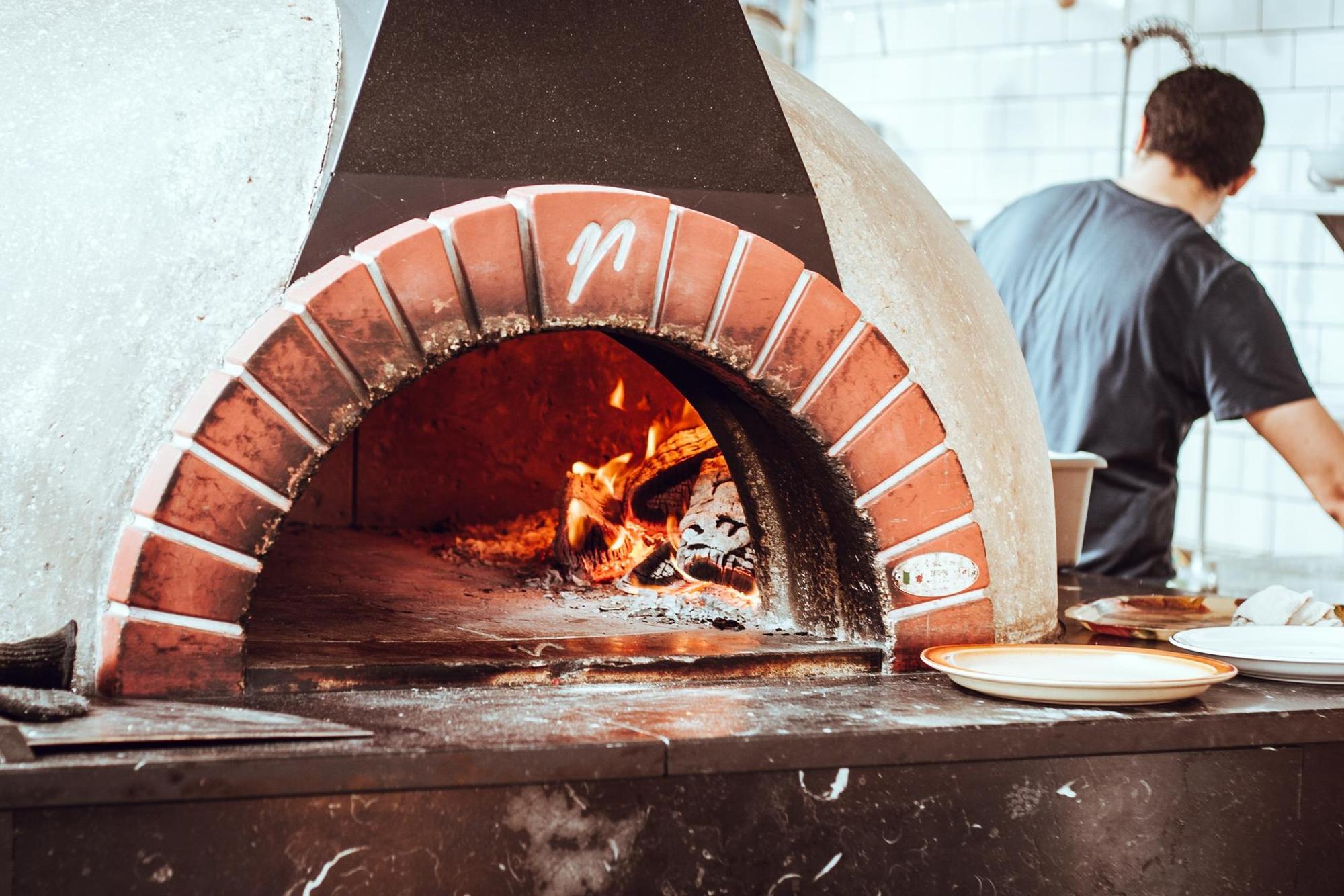 Pizza Ofencathal-mac-an-bheatha-CJAKsppS2co-unsplash