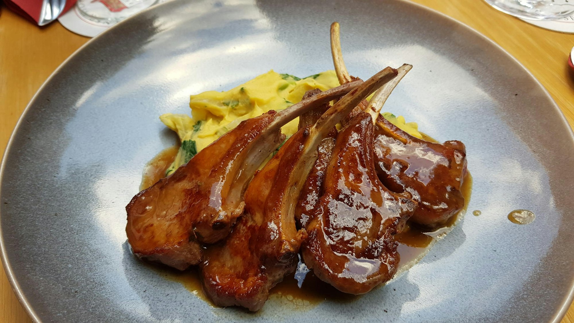 In der „Ouzeria“ kocht die nächste Generation zum Beispiel Lammkoteletts.