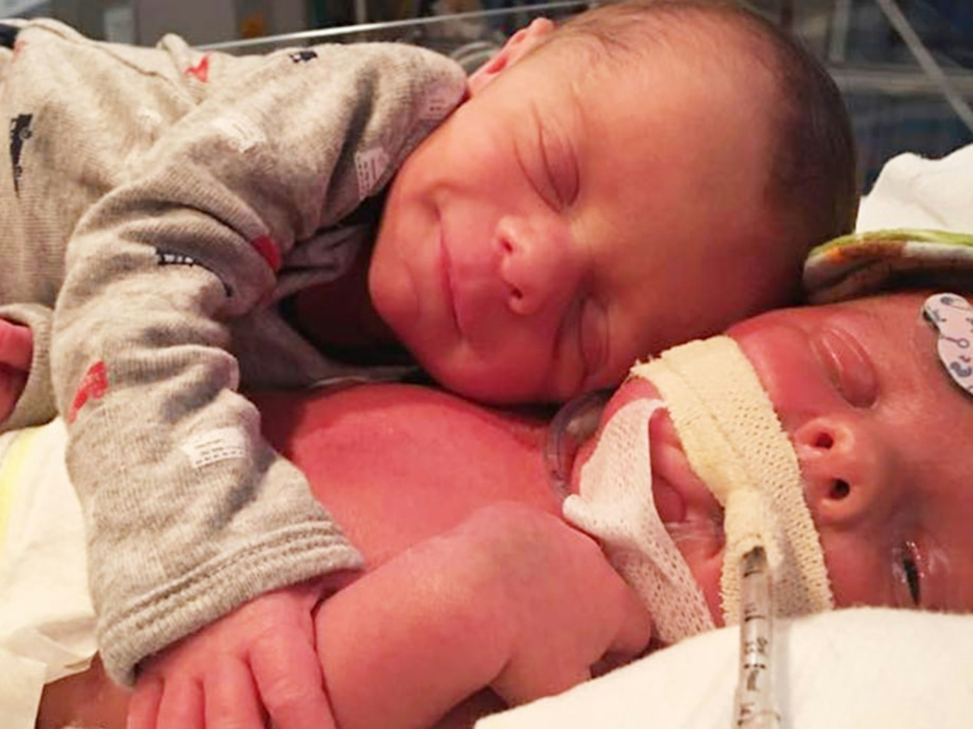 Zwillinge umarmen sich