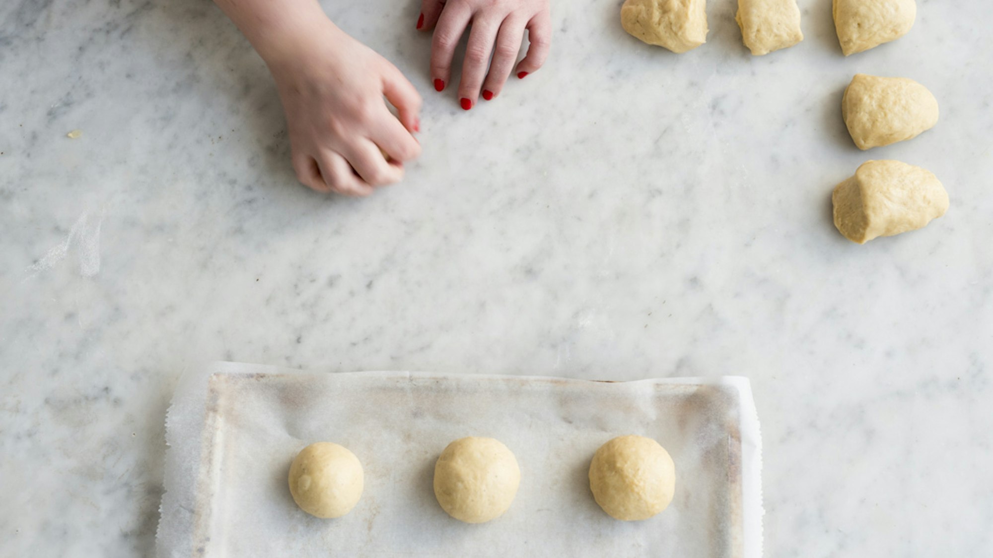 Teig wird in kleinere Fladen portioniert.
