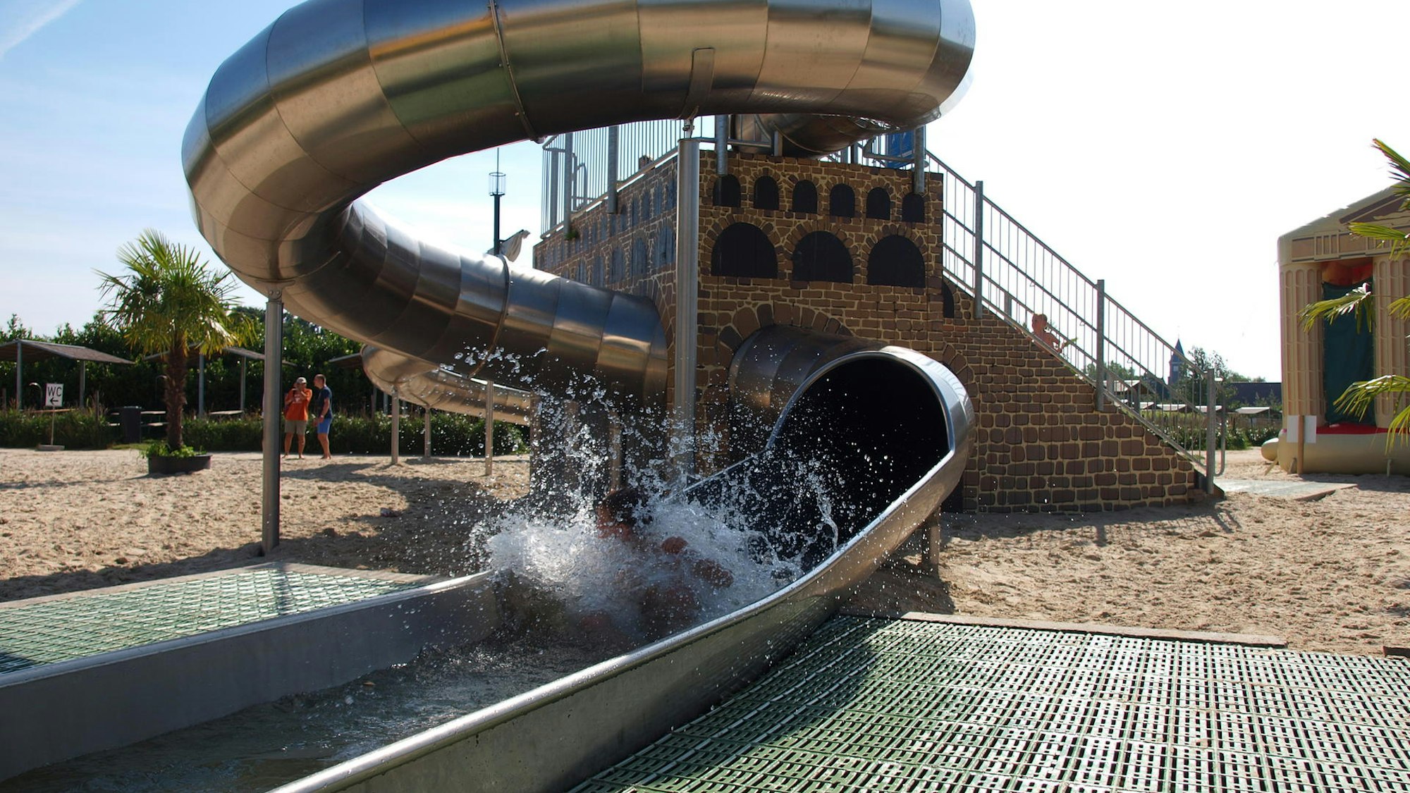 Edelstahlrutsche mit Wasser.