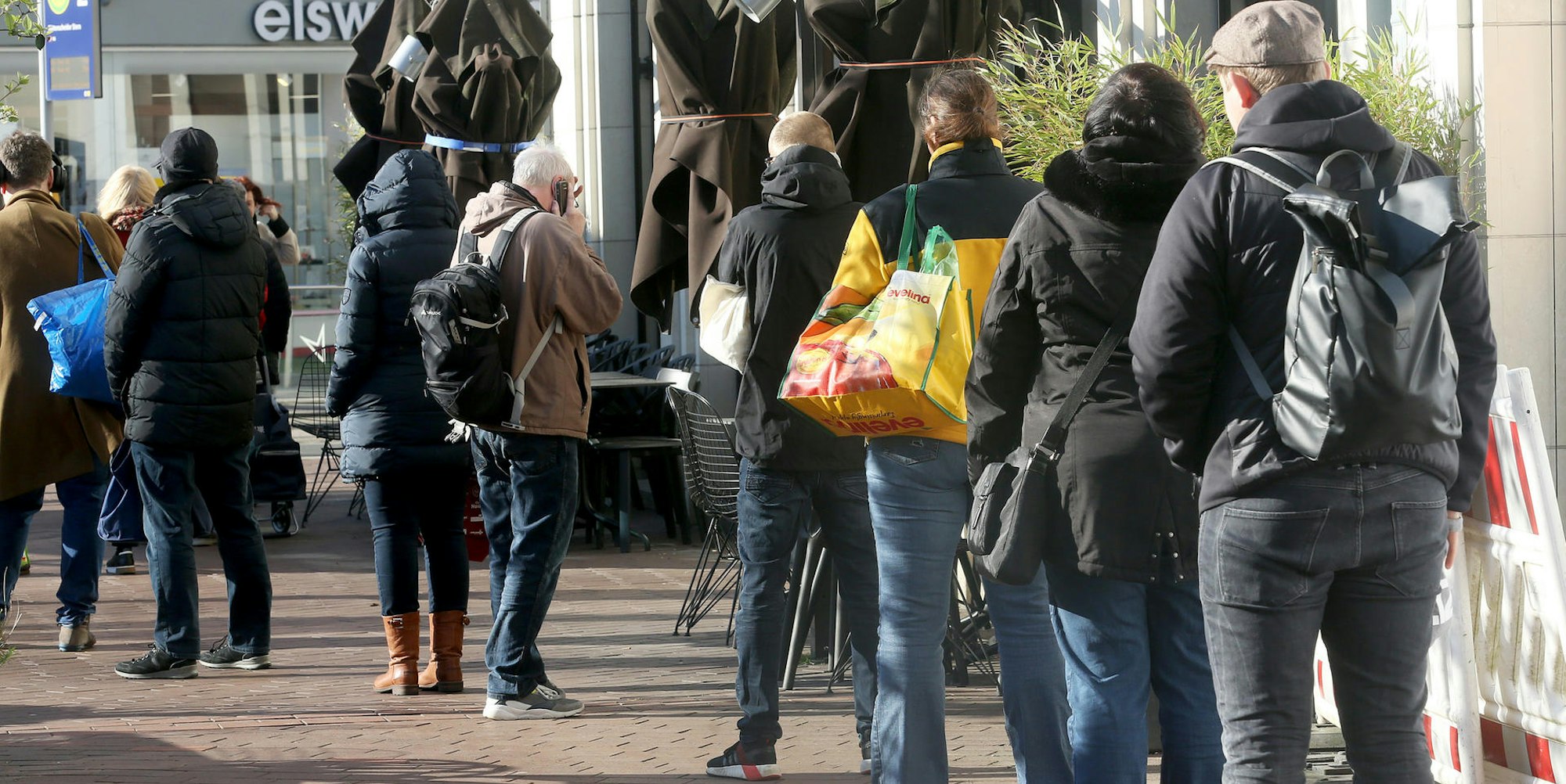Kunden_Schlangestehen_Lebensmittelhändler