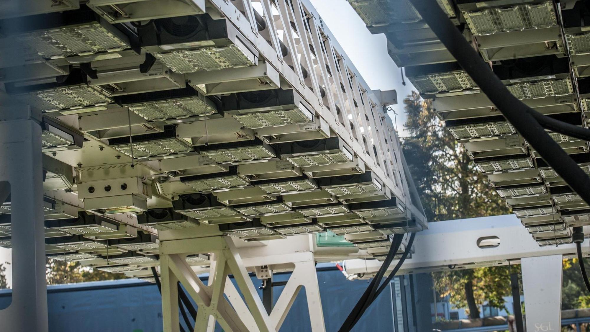 Die Gestelle, unter denen einzelne Leuchtdioden-Module hängen, sind zu sehen.