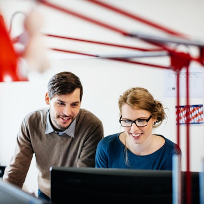 Symbolbild Gründer und Gründerin am Bildschirm