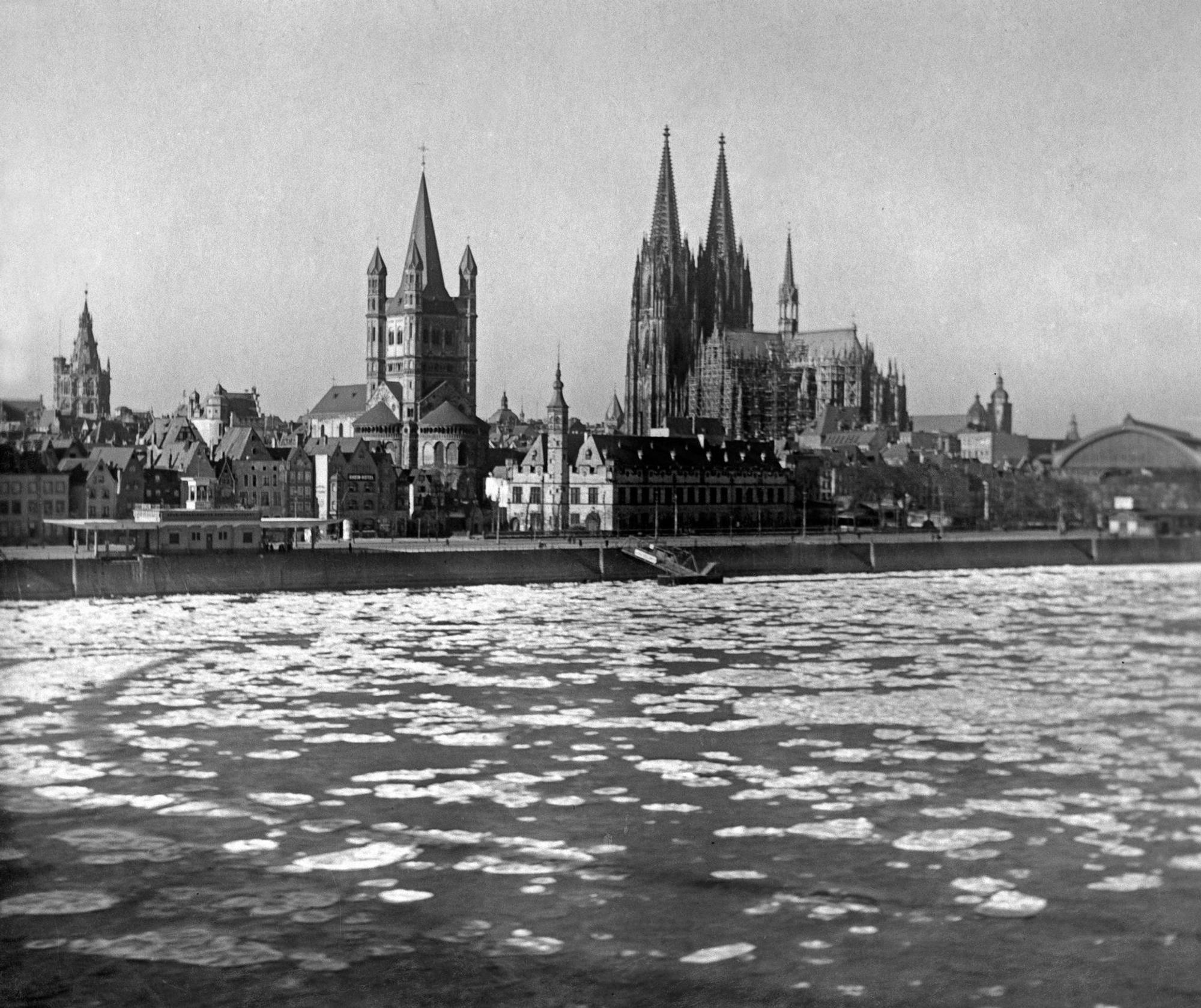 Rhein mit Eisschollen