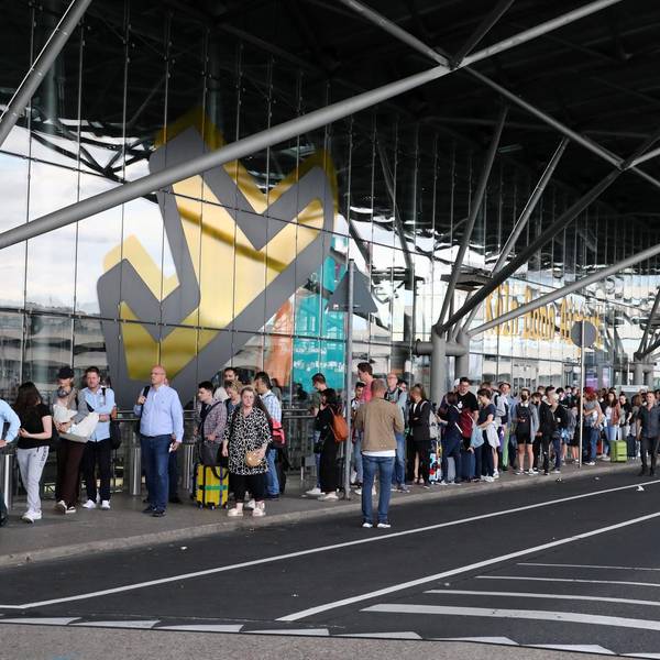 Lange SChlange Flughafen K_B 010