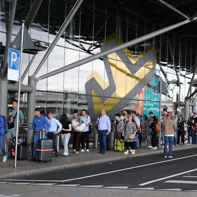 Lange SChlange Flughafen K_B 010