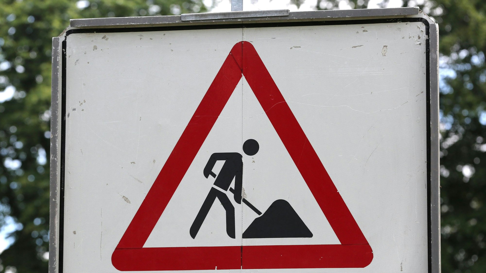 Die Bauarbeiten an der Erkelenzer Straße verzögern sich laut Westnetz.