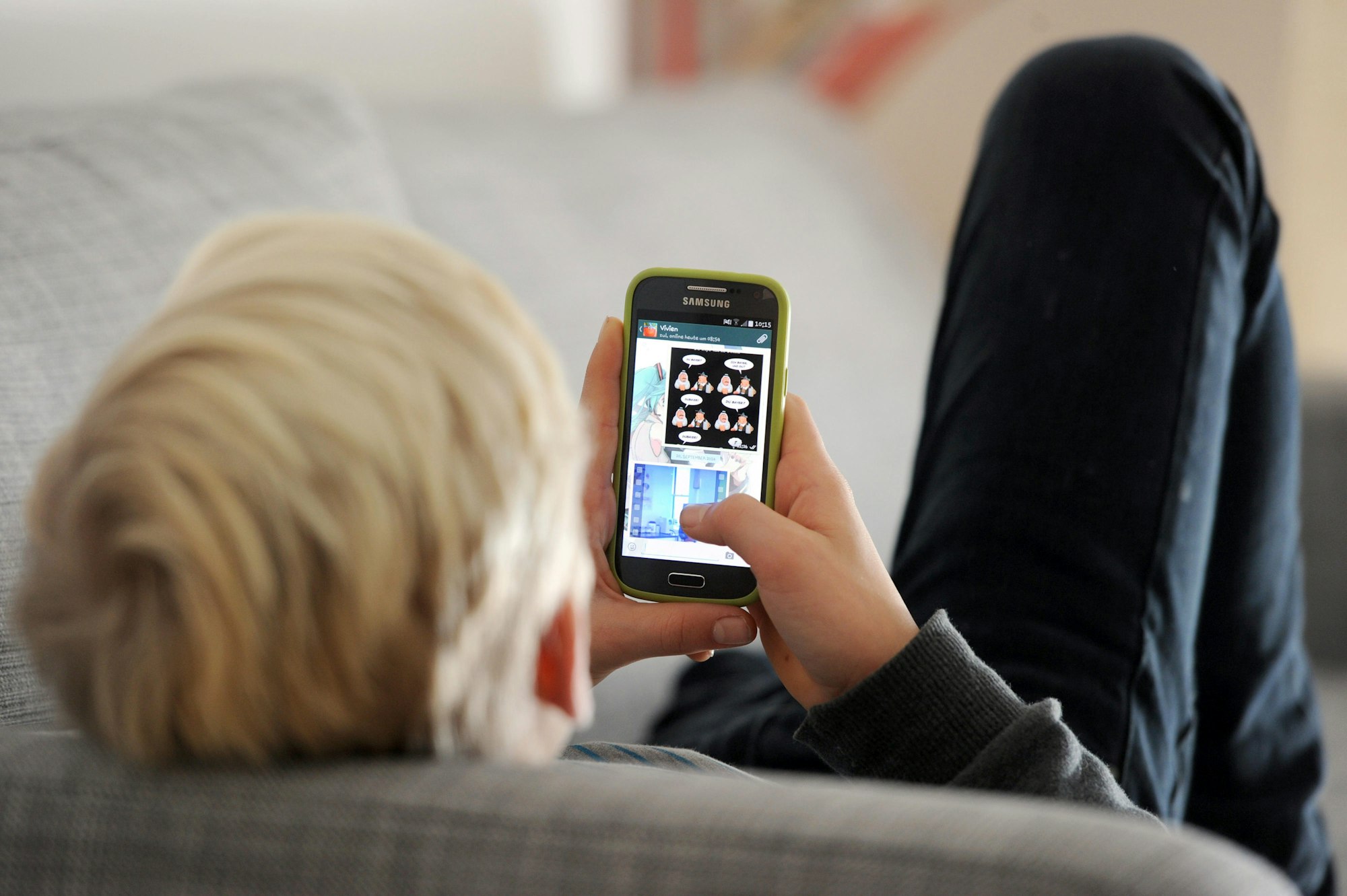 Jugendlicher mit Smartphone